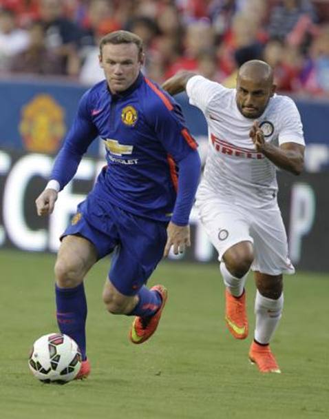 Rooney prova a lasciarsi dietro Jonathan. (Ap)